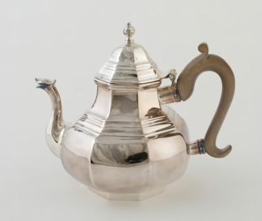 Teapot, London, 1713. Creator: Joseph Ward.