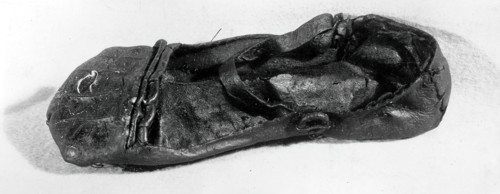 Woman's Horned Toe Shoe, England, 16th century.