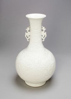 Bottle-Shaped Vase with Dragon Handles and Lotus Flowers, Ming dynasty (1368-1644) or Qing dynasty (1644-1911), c. late 17th/18th century.