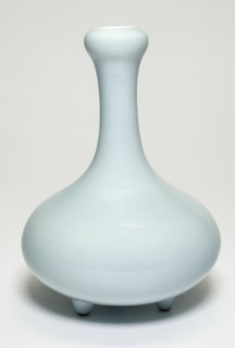 Globular Vase with Tall Neck, Qing dynasty (1644-1911), Qianlong reign mark and period (1736-1795).