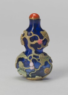Gourd-Shaped Snuff Bottle with Trailing Vines and Flower Heads, Qing dynasty (1644-1911), 1740-1800.