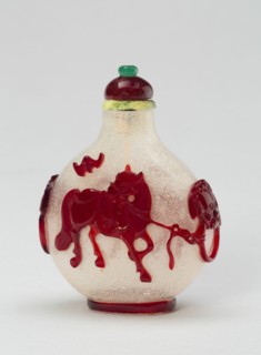 Snuff Bottle with Saddled and Bridled Horses Tethered to Mock Ring Handles, Qing dynasty (1644-1911), 1760-1810.