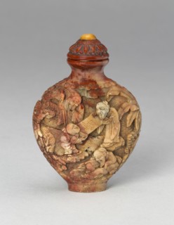 Snuff Bottle with Scholars and Assistants Opening a Scroll, Qing dynasty (1644-1911), 1800-1900.