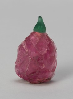 Melon-Shaped Snuff Bottle with a Squirrel and Fruiting Branches, Qing dynasty (1644-1911), 1800-1900.