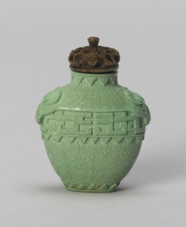 Spade-Shaped Snuff Bottle with Mock Ox-Head Handles, Qing dynasty (1644-1911), 1780-1880.