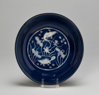 Dish with Fish Swimming in Lotus Pond, Ming dynasty (1368-1644), Wanli reign mark and period (1573-1620).
