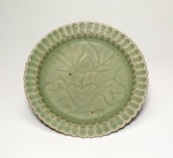 Foliate Dish with Lotus Flower, late Southern Song (1127-1279)/early Yuan dynasty (1279-1368), late 13th century.