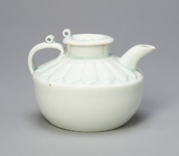 Ewer with Stylized Chrysanthemum Petals, Northern Song dynasty (960-1127), 12th century.