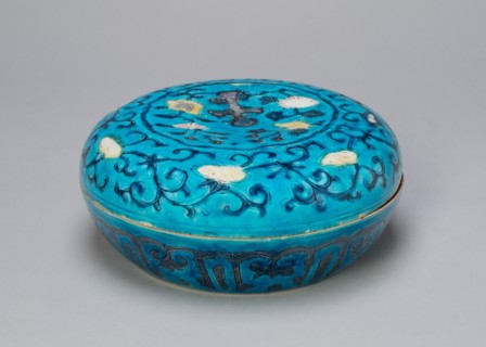 Circular Covered Box with Floral and Lingzhi Mushroom Scrolls, Ming dynasty (1368-1644), 16th century.