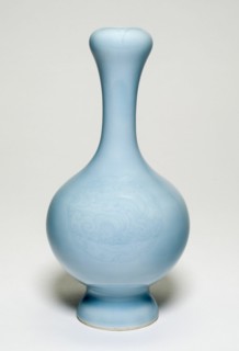 Bulbous-Shaped Vase and Dragon Design, Qing dynasty (1644-1911), Qianlong reign mark and period (1736-1795).