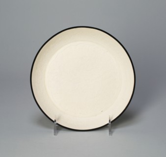 Dish with Crane amid Floral Scrolls, Jin dynasty (1115-1234), 12th century.