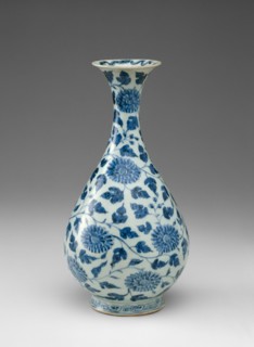 Bottle Vase with Peony Scrolls, Ming dynasty (1368-1644), late 14th century.