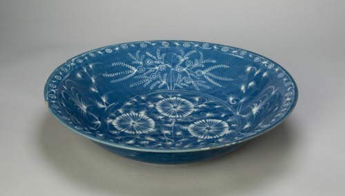 Dish with Chrysanthemums and Stylized Floral Scrolls, Ming dynasty (1368-1644), 15th century.