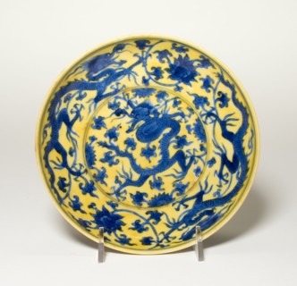 Dish with Dragons and Lotus Flowers, Qing dynasty (1644-1911), Kangxi period (1622-1722).