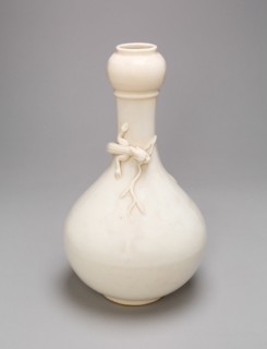 Bottle-Shaped Vase with Lizard, Ming dynasty (1368-1644) or Qing dynasty (1644-1911), c. late 17th/18th century.