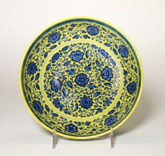 Dish with Peony and Lotus Flowers, Qing dynasty (1644-1911), 18th century, Yongzheng reign mark (1723-1735).