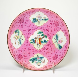 Dish with Five European Figures and Stylized Floral Scrolls and Five Bats on Reverse, Qing dynasty (1644-1911), Qianlong reign mark and period (1736-1795).