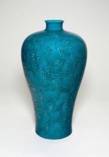 Bottle Vase (Meiping) with Dragons Rising from Waves, Qing dynasty (1644-1911), Yongzheng period (1723-1735).