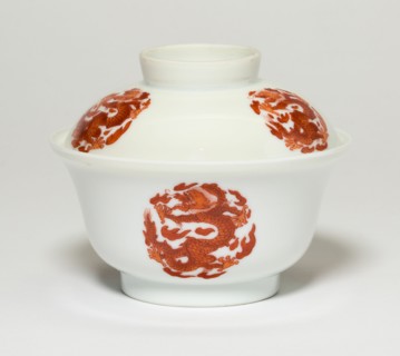 Covered Bowl with Dragon Medallions, Qing dynasty (1644-1911), late 18th/19th century.