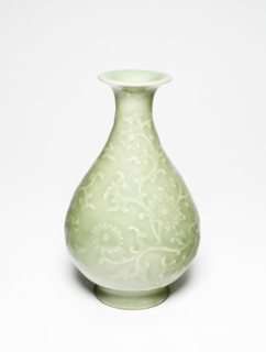 Pear-Shaped Vase with Floral Scrolls, Qing dynasty (1644-1911), Qianlong reign mark (1736-1795), 18th/19th century.