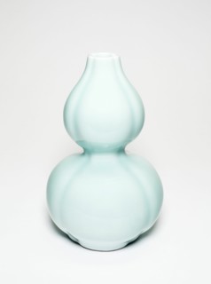 Lobed Gourd-Shaped Vase, Qing dynasty (1644-1911), Qianlong reign mark (1736-1795), c. 19th/20th century.