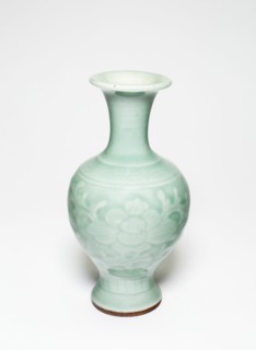 Baluster-Shaped Vase with Peony Flowers, Qing dynasty (1644-1911), 18th/19th century.