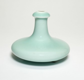 Vase with Flattened Body, Qing dynasty (1644-1911), Yongzheng reign mark  (1723-1735), 18th/19th century.