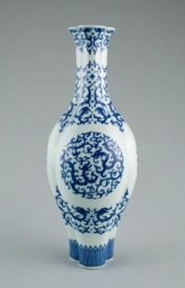 Triple Long-Necked Bottle Vase with Double Dragon Roundels and Elongated Curly Dragons (Gui), Qing dynasty (1644-1911), Qianlong reign mark and period (1736-1795).