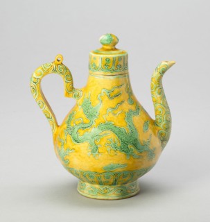 Ewer with Paired Dragon amid Cloud Scrolls, Ming dynasty (1368-1644), Zhengde reign mark and period (1506-1521).