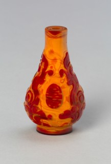 Pear-Shaped Snuff Bottle with Stylized Dragons and Stylized "Shou" (Longevity) Character, Qing dynasty (1644-1911), 1730-1800.