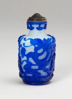 Snuff Bottle with Two Five-Clawed Dragons above Waves, Qing dynasty (1644-1911), 1790-1850.