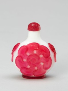 Snuff Bottle with Seven-Petal Flower Heads, Qing dynasty (1644-1911), 1760-1830.