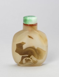 Snuff Bottle with a Hawk and a Bear beneath a Tree, Qing dynasty (1644-1911), 1820-1880.