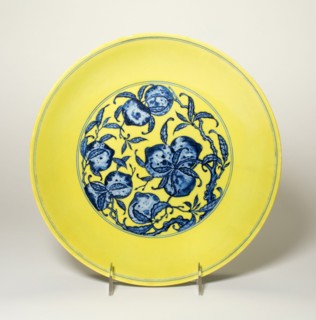 Dish with Peaches and Morning Glory, Qing dynasty (1644-1912), probably 19th century.