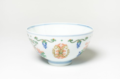 Doucai 'Floral' Bowl, Qing dynasty (1644-1911), Yongzheng regin mark (1723-1735).