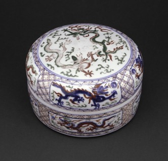 Wucai 'Dragon' Box and Cover, Ming dynasty (1368-1644), Wanli reign mark and period (1563-1620).