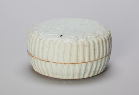 Lobed Cosmetic Box with Peonies, Southern Song (1127-1279) or Yuan dynasty (1271-1368), 13th/14th century.