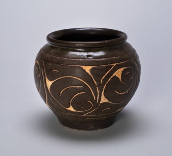 Small Globular Jar with Rolled Lip and Stylized Leaves, Jin dynasty (1115-1234).