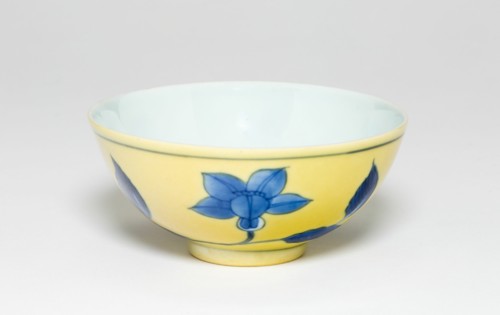 Bowl with Floral Scrolls, Qing dynasty (1644-1911), Kangxi period (1662-1722).