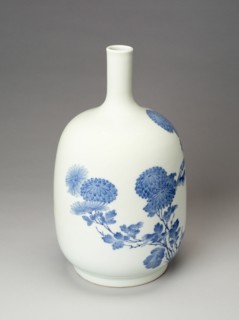 Hirado Ware Sake Bottle with Design of Chrysanthemums, 19th century.