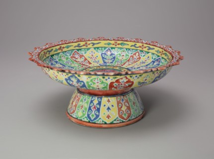 Bencharong (Five-Colored) Ware Stem Plate with Foliate Rim, 19th century.