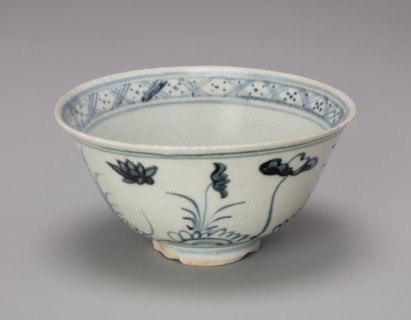 Bowl with a Conch Shell in the Center, 15th century.