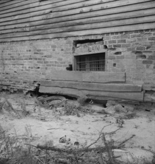 Decaying antebellum plantation house in Greene County, Georgia, 1937. Creator: Dorothea Lange.