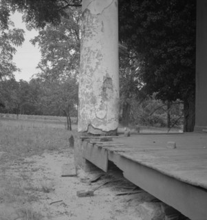 Decaying antebellum plantation, Greene County, Georgia, 1937. Creator: Dorothea Lange.