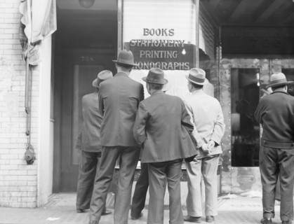 News of the surrender of Canton..., San Francisco, California, 1938. Creator: Dorothea Lange.