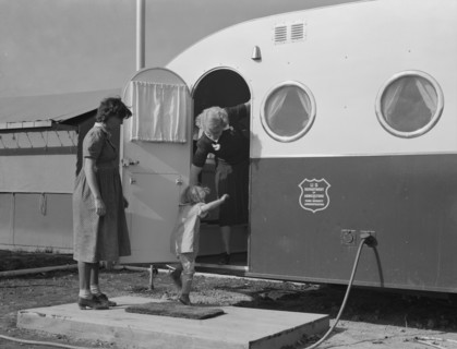 Young mother brings her child to the trailer clinic..., FSA, Merrill, Klamath County, Oregon, 1939. Creator: Dorothea Lange.