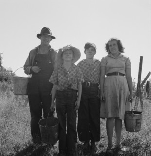Father and children came from Albany..., near West Stayton, Marion county, Oregon, 1939. Creator: Dorothea Lange.