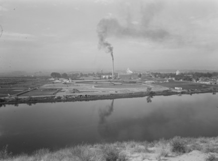 Sugar beet factory (Amalgamated Sugar Company) along..., Nyssa, Malheur County, Oregon, 1939. Creator: Dorothea Lange.