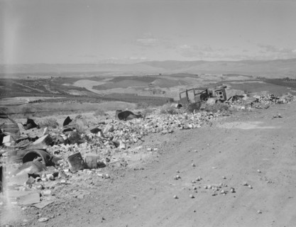 The valley below seen from advertised "lookout point.", Yakima Valley, Washington, 1939. Creator: Dorothea Lange.