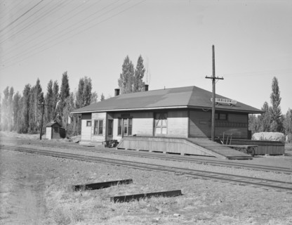 Railroad station. Irrigon, Oregon. Population: 108. Land was opened to settlers here in 1914.